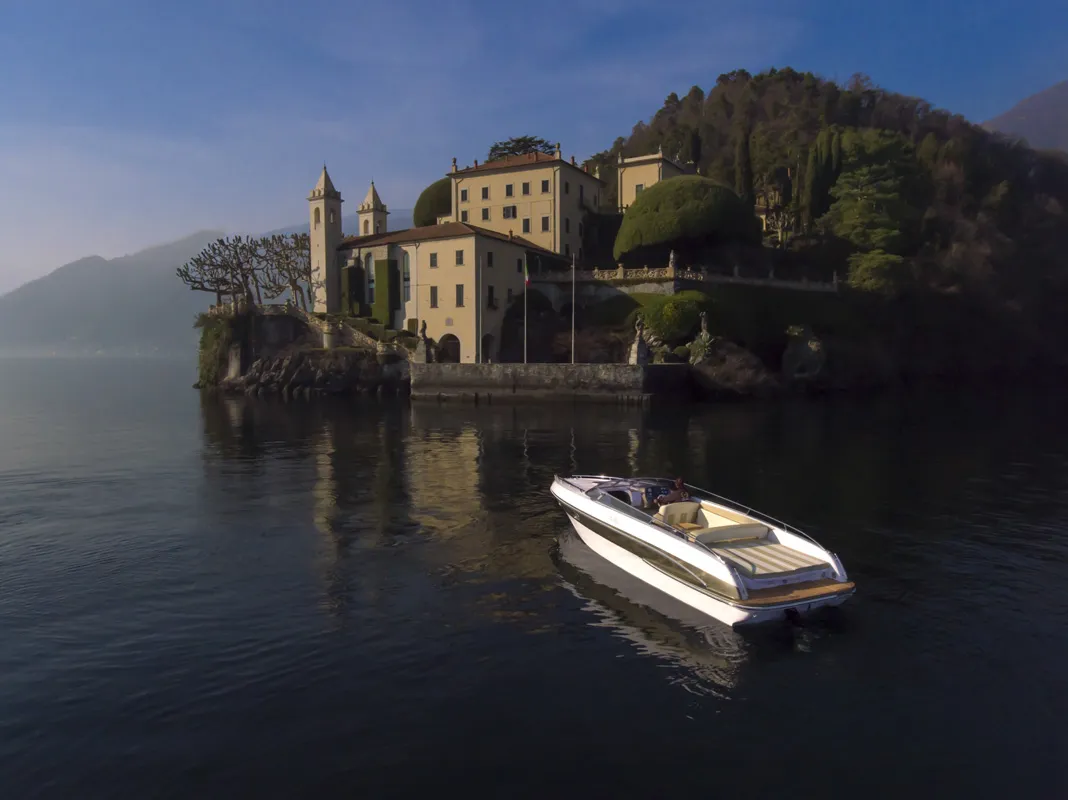 Tullio Abbate 28 Swiss Edition — bird's-eye view underway
