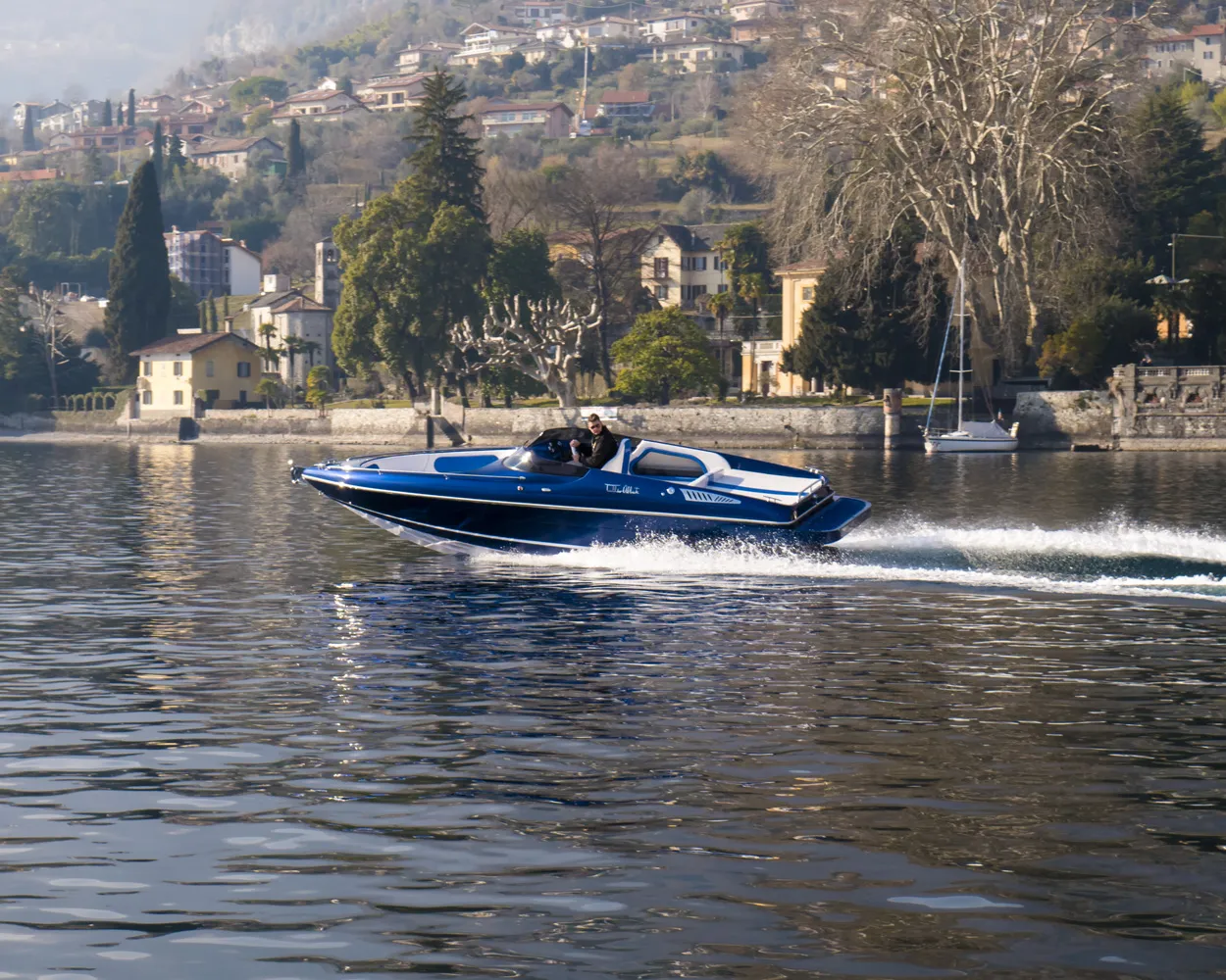 Tullio Abbate 755 Bowrider — Seitenansicht in Fahrt