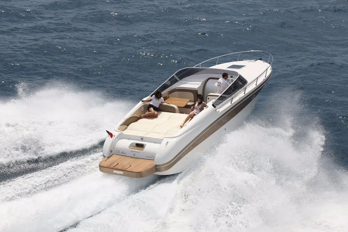 Tullio Abbate 35 Soleil — Cockpit und Lounge-Bereich