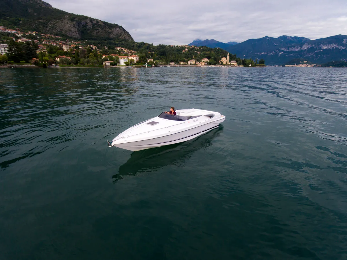 Tullio Abbate 27 Elite — vue de la poupe avec échelle de bain