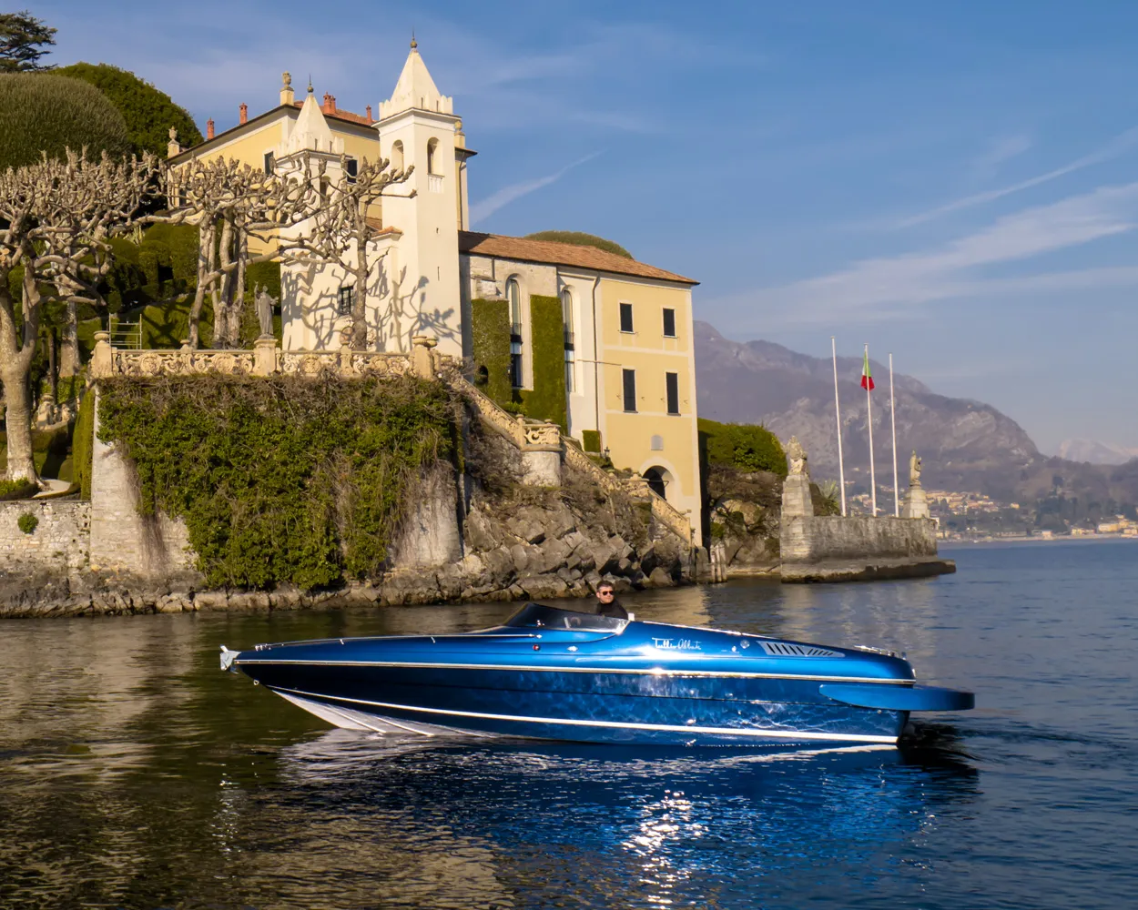 Tullio Abbate 755 Bowrider — Heckansicht auf dem Wasser