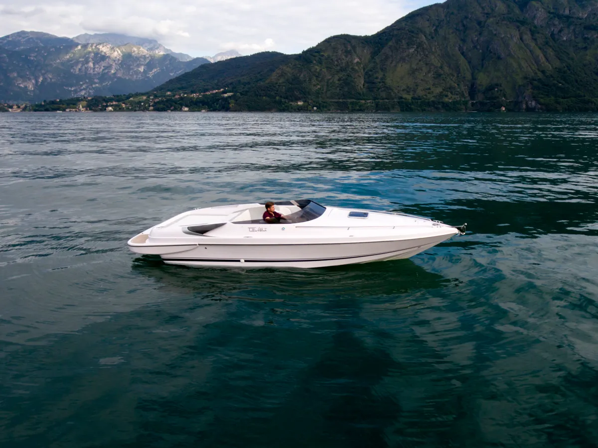 Tullio Abbate 27 Elite — prise de vue par drone sur le lac